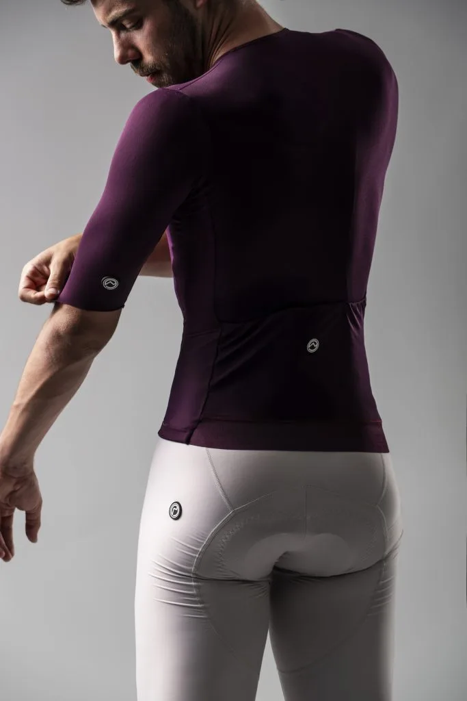 Maglia OM bordeaux e salopette bianca
